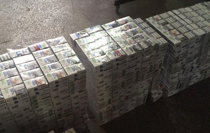 На Закарпатті затримали мікроавтобус з повним "диваном" контрабанди – 01