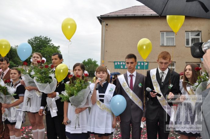 Свято "Останнього дзвоника" зібрало у Мукачівській ЗОШ №7 багато гостей (ФОТОРЕПОРТАЖ) – 37