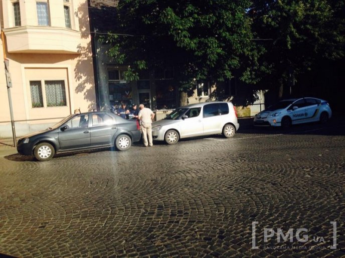 На вулиці Ярослава Мудрого у Мукачеві не розминулись дві автівки – 01