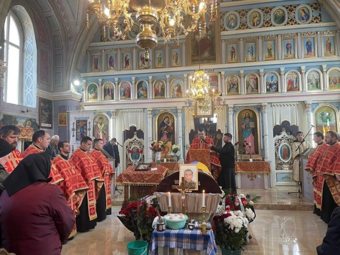 Люди стояли на колінах: на Закарпатті поховали загиблого Героя – 02
