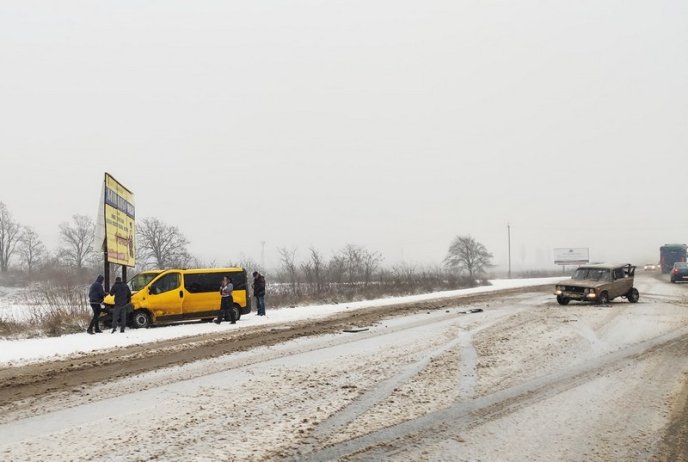 На засніженій дорозі зіткнулись мікроавтобус і легковик – 01