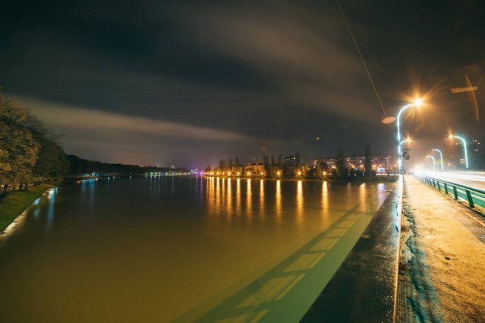 Страхітлива краса: фотограф зафіксував, як в Ужгороді виглядав паводок вночі  – 04