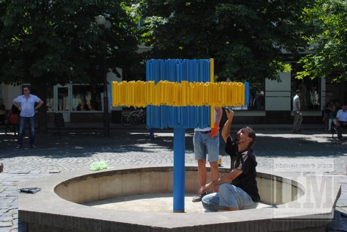 Фонтан у центрі Мукачева став жовто-блакитним (ФОТО) – 20