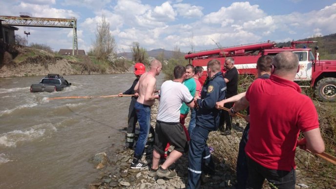 Чоловік через безглузду витівку втопив у річці автомобіль, у салоні якого була його дитина – 06 Чоловік через безглузду витівку втопив у річці автомобіль, у салоні якого була його дитина – 06