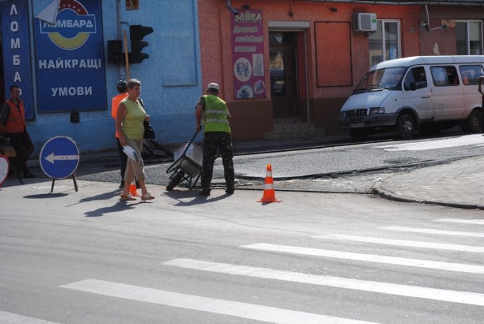 В Мукачеві асфальтують вулицю Івана Франка (ФОТО) – 01