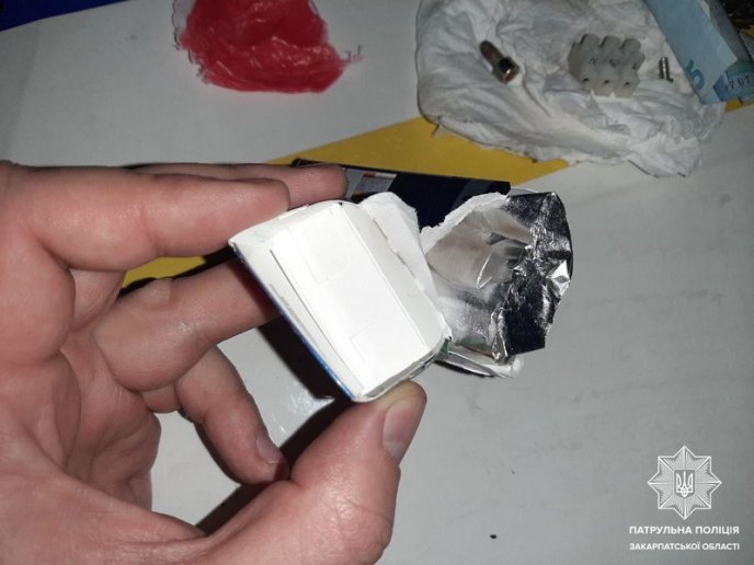 Вночі вулицями Мукачева розгулювали чоловіки, в яких знайшли наркотики – 03