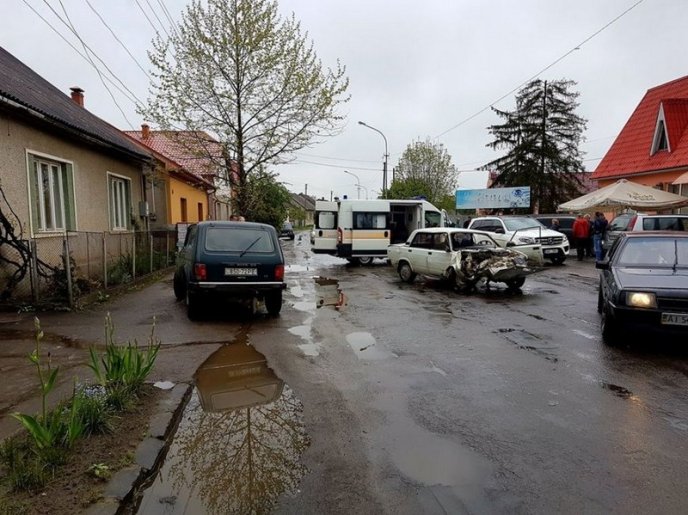 Внаслідок жахливої ДТП водій вилетів через лобове скло – 05