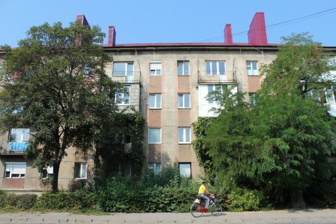 На вулиці Берегівській у Мукачеві завершують ремонтувати дах багатоповерхівки – 03