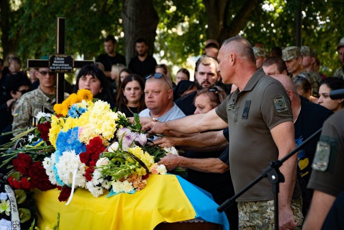 На Закарпатті поховали військового, який врятував десятки побратимів – 02