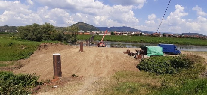 У Мукачеві почали будівництво пішохідного мосту – 02