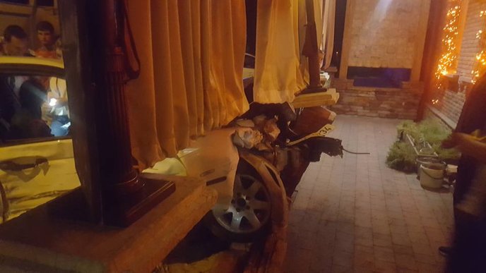 В Ужгороді водій протаранив п’ять автівок, в’їхав у терасу кафе і втік з місця ДТП – 02