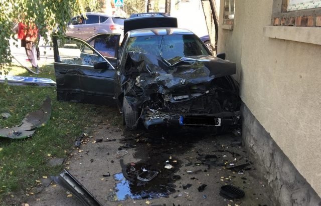 У жахливій аварії в Мукачеві постраждали дві жінки – 02