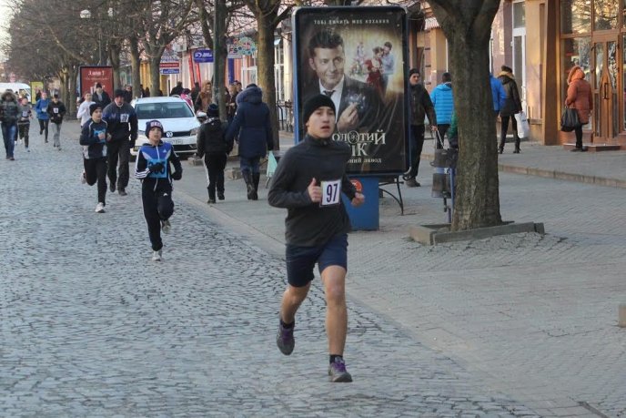 Мукачівці влаштували вулицями міста новорічний забіг – 11