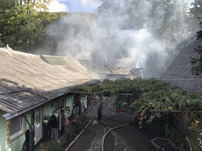 Пожежа на Свалявщині: загорілись гараж та хлів – 02