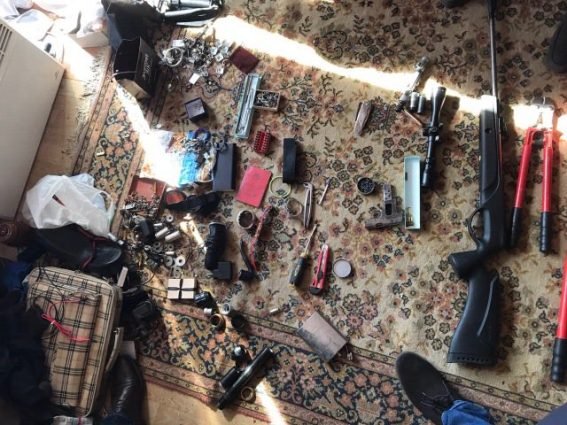 Поліцейські знайшли в домі закарпатця пістолет, гвинтівку та чимало набоїв – 01