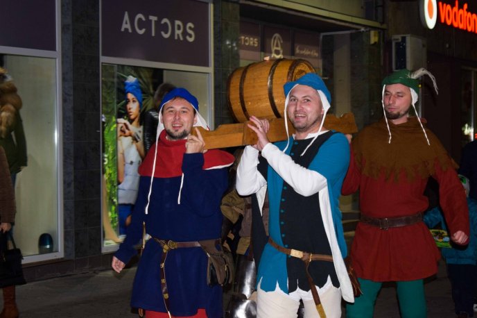 Молоде вино, лицарські бої та вогняне шоу: в Ужгороді стартував фестиваль "Закарпатське божоле" – 02