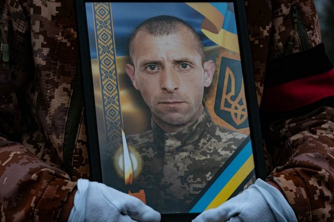 В Ужгороді поховали військового, який загинув місяць тому – 06 В Ужгороді поховали військового, який загинув місяць тому – 06