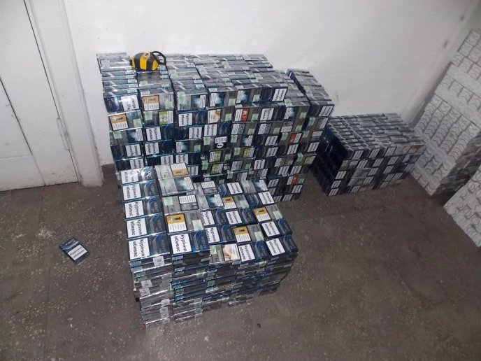 Прикордонники затримали вантажівку, тайник якої був забитий контрабандними сигаретами – 06