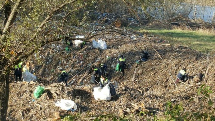 В Ужгороді береги річки Уж розчищали від занесеного паводком сміття – 07 В Ужгороді береги річки Уж розчищали від занесеного паводком сміття – 07