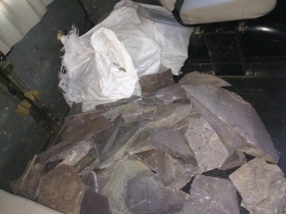 Біля Чорної Гори на Виноградівщині зловмисники навантажили в автомобіль 5 кубометрів бутового каменю – 03