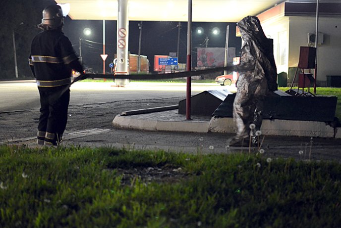 Воловецькі рятувальники гасили пожежу на АЗС – 03