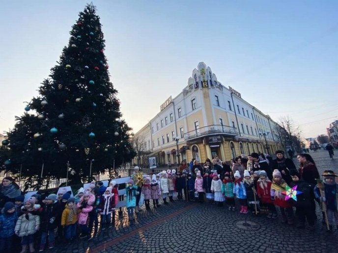 Маленькі мукачівці влаштували свято у центрі міста – 01