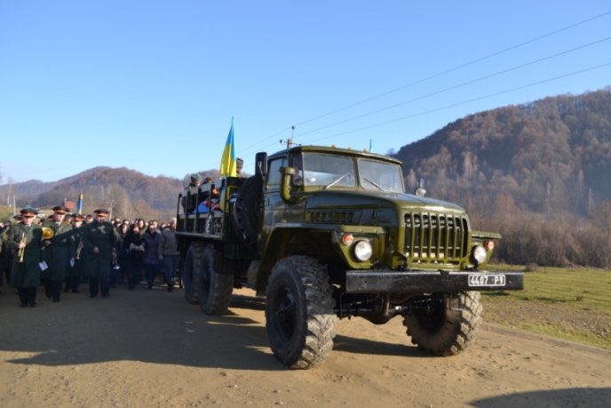 На Тячівщині прощались з загиблим героєм Олександром Шимоном (ФОТО) – 04
