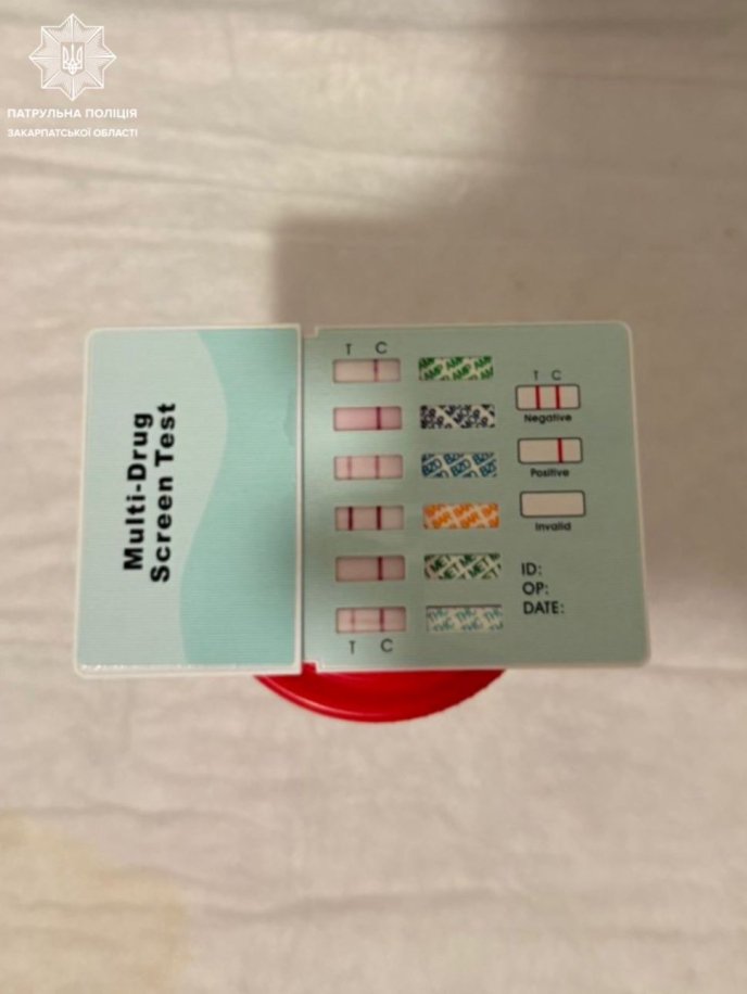 Водій прийняв наркотики та сів за кермо / фото: Патрульна поліція Закарпаття