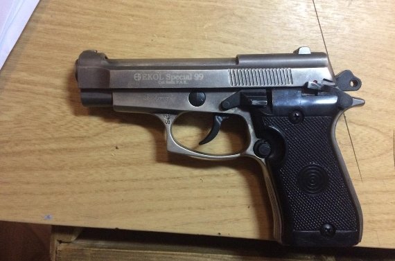 Закарпатці принесли до поліції зброю – 01