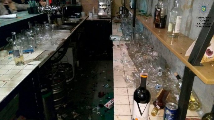 Чоловік влаштував погром у одному з закладів Ужгорода – 05