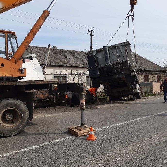 На Закарпатті вантажівка в’їхала у паркан житлового будинку – 01