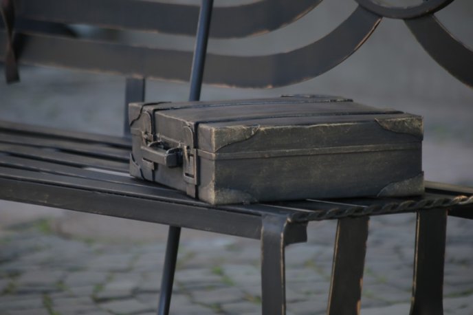 У центрі Мукачева встановлюють незвичну лавицю – 04