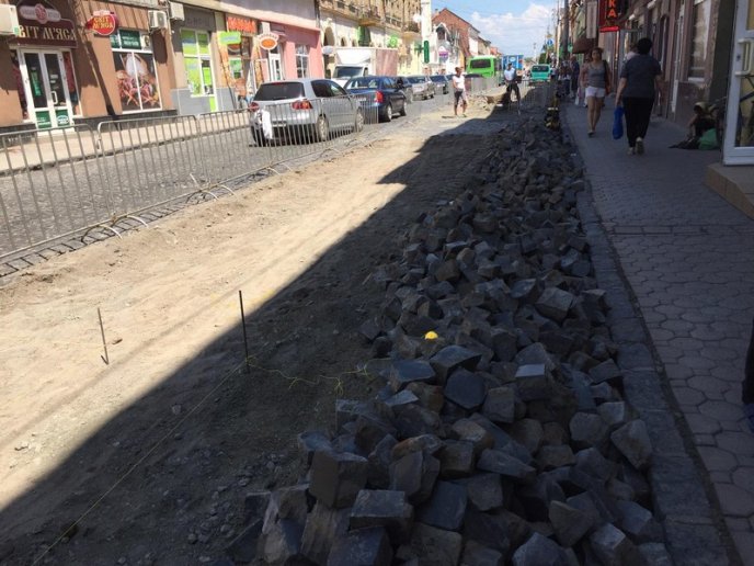 У Мукачеві триває ремонт дорожнього покриття у центральній частині міста – 03