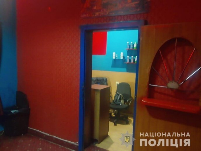 Надавали незаконні послуги: поліцейські розповіли, що коїлось у Рахові – 03