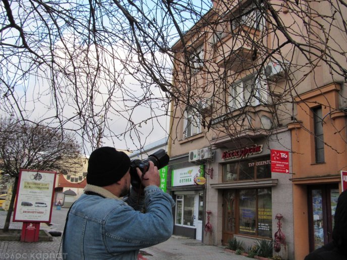 У центрі Мукачева деревце сакури, яке розквітає кожної осені, радує туристів рожевим цвітом – 02