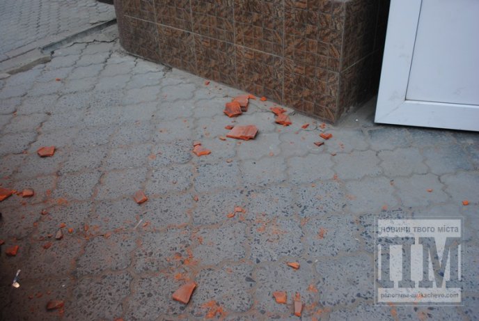 У центрі Мукачева цеглина розтрощила заднє скло легковика (ФОТО) – 02