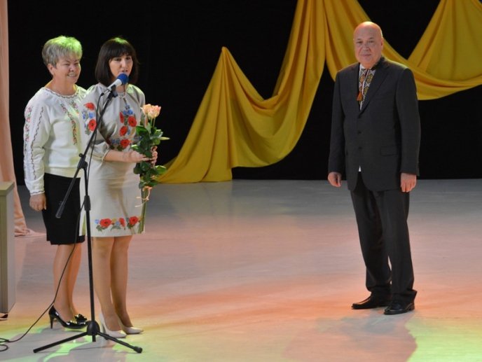 Геннадій Москаль відзначив ужгородську вчительку "Золотим ведмедиком" – 05