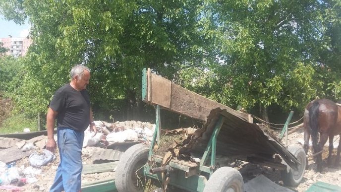 Троє мукачівців перетворили узбіччя вулиці на сміттєзвалище – 02