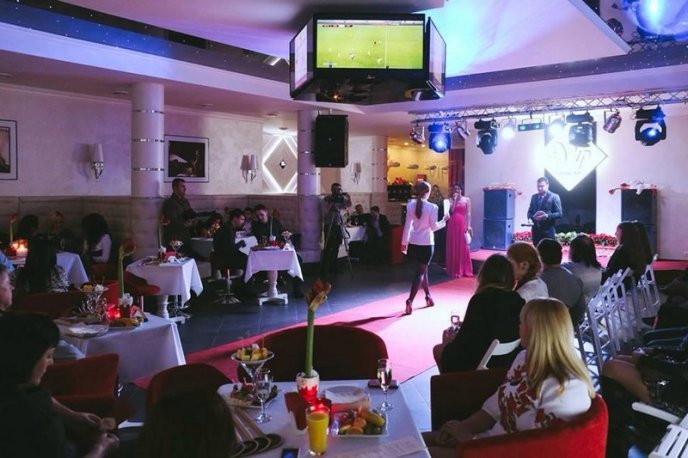 Відомі дизайнери з Києва, Львова та Ужгорода приїхали у невеличке закарпатське містечко, аби допомогти хворій дівчині (ФОТО) – 14