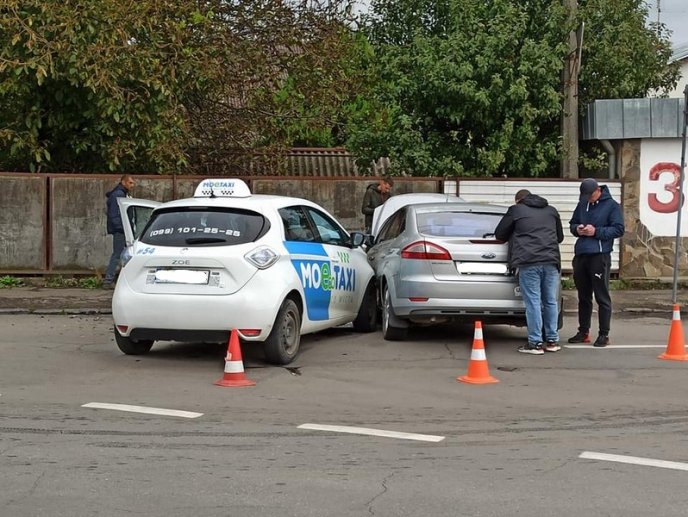 В Ужгороді сталася аварія за участі таксі – 01