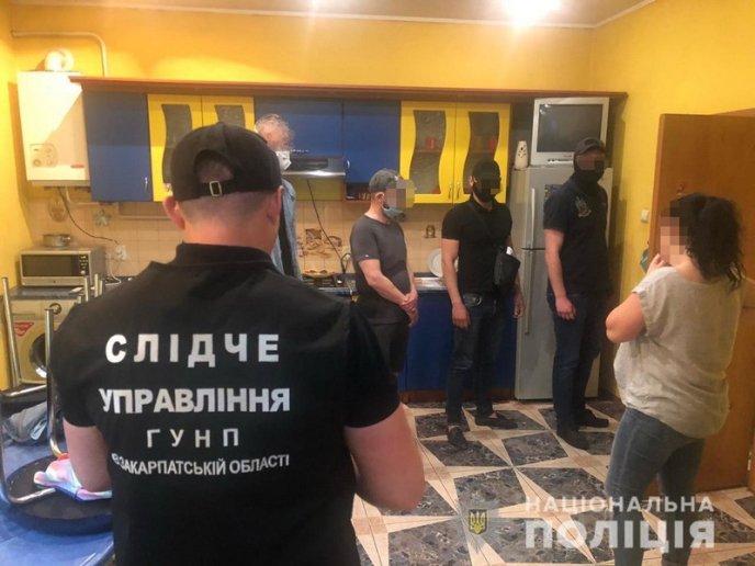 Жінка найняла двох чоловіків, аби вони розквиталися із закарпатцем – 03