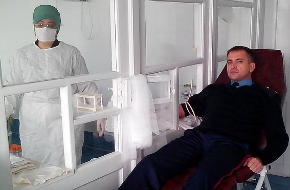 Закарпатські державтоінспектори здали кров для поранених військових (ФОТО) – 01 Закарпатські державтоінспектори здали кров для поранених військових (ФОТО) – 01