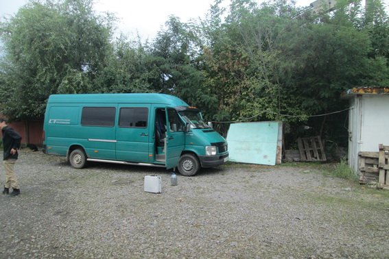 З автомобільної парковки, яка охороняється, викрали мікроавтобус – 02