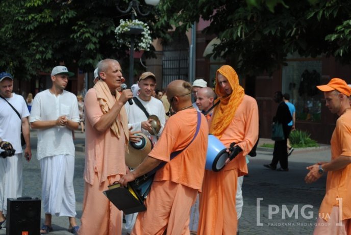 Кришнаїти пройшлись Мукачевом, прославляючи свого духовного наставника – 09