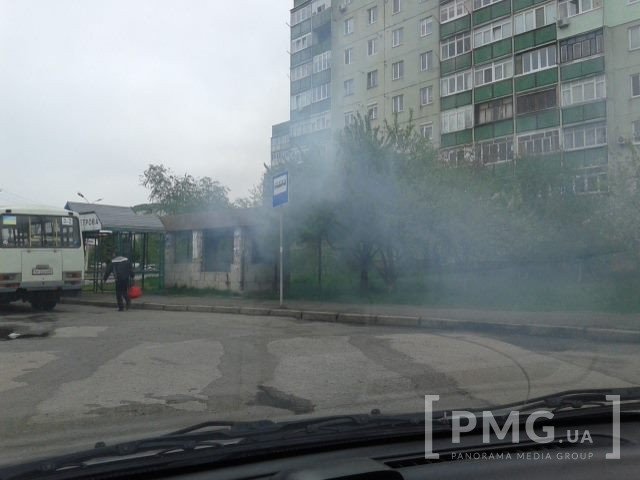 У мікрорайоні Росвигово в Мукачеві горить будівля біля кінцевої зупинки на Митрополита Володимира – 04 У мікрорайоні Росвигово в Мукачеві горить будівля біля кінцевої зупинки на Митрополита Володимира – 04