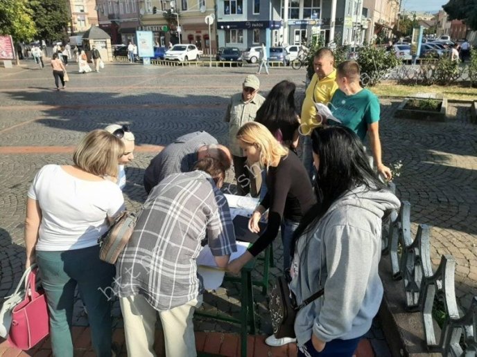 Обурені мукачівці прийшли під стіни міської ратуші – 02