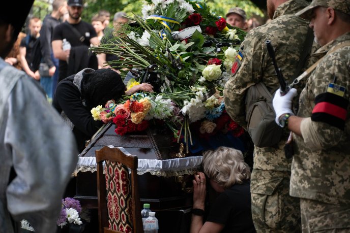 У захисника залишилися мама і кохана дівчина: в Ужгороді поховали молодого Героя – 04