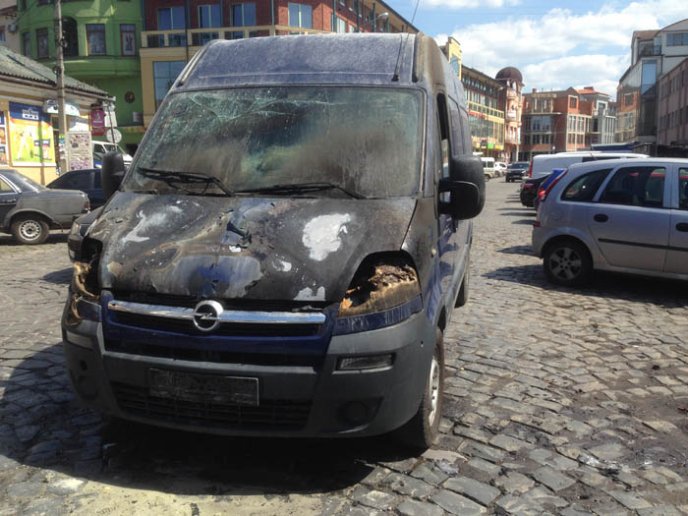 Рятувальники Ужгорода гасили пожежу у вантажному мікроавтобусі – 01