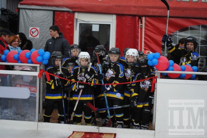 У Мукачеві урочисто відкрили льодову ковзанку (ФОТОРЕПОРТАЖ) – 03