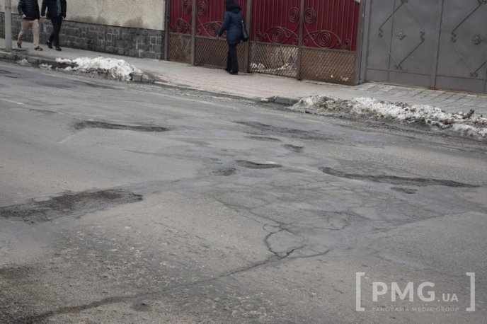 Яма на ямі: дороги Мукачева вкриті вибоїнами – 17